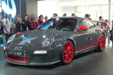 800px-2010_Black_and_Red_Porsche_997_GT3_RS_%28IAA_2009%29.webp